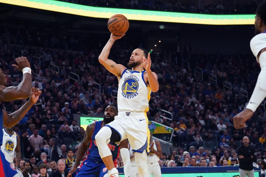 勇士主场胜活塞,库里表现抢眼 勇士主场胜活塞,库里表现抢眼