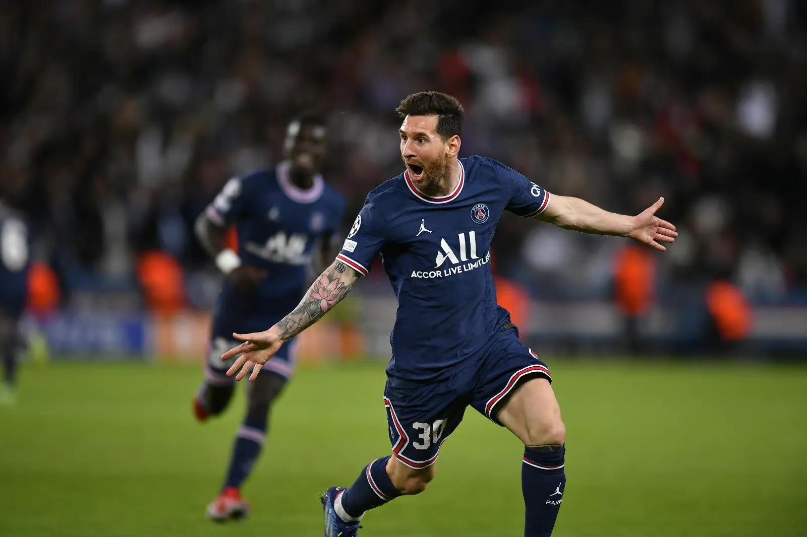 里昂客场完胜，继续保持领先位置