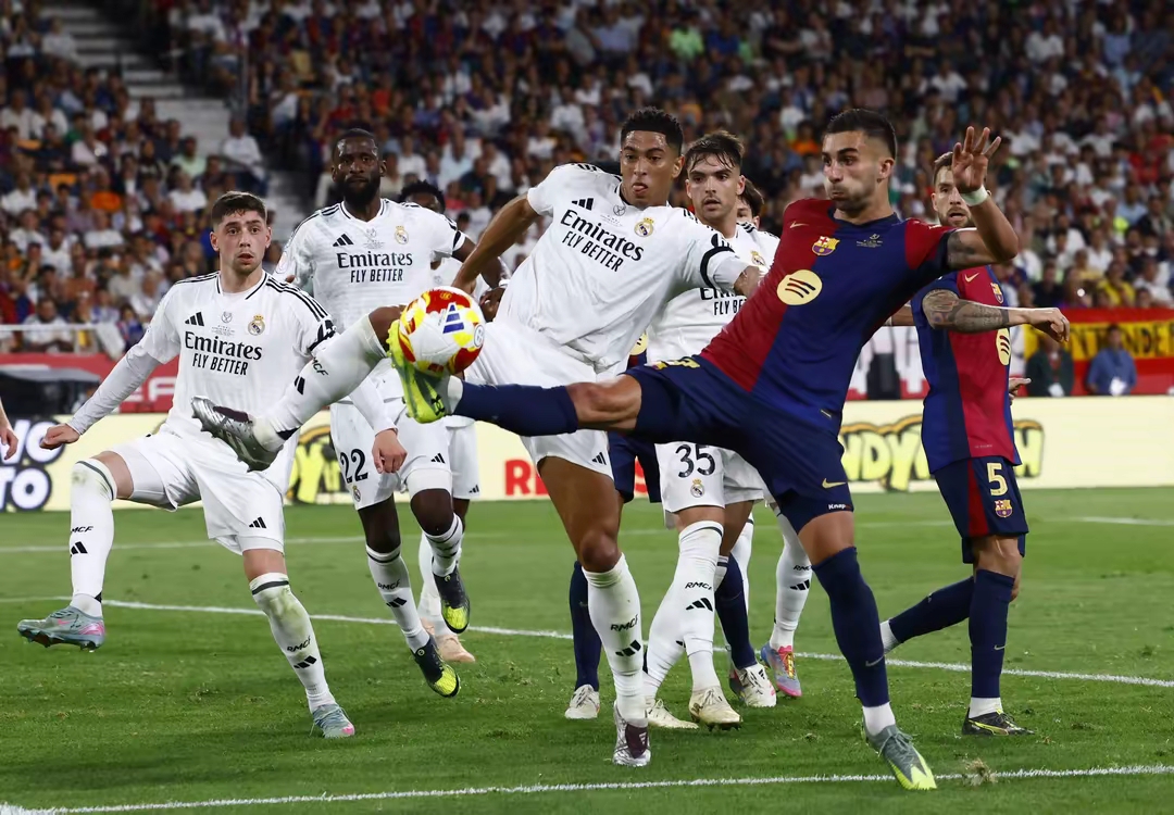 球场上的豪门对决:精彩纷呈 球场上的豪门对决:精彩纷呈