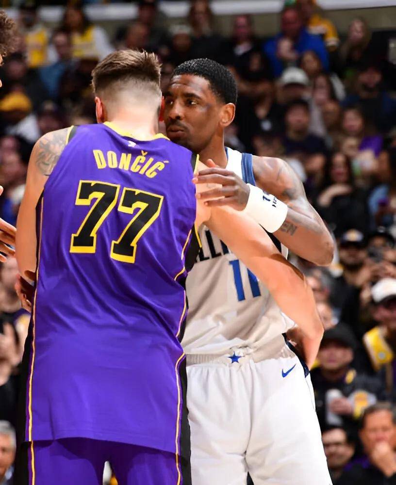 意外发生!欧国联赛决赛,场上球员受伤 意外发生!欧国联赛决赛,场上球员受伤