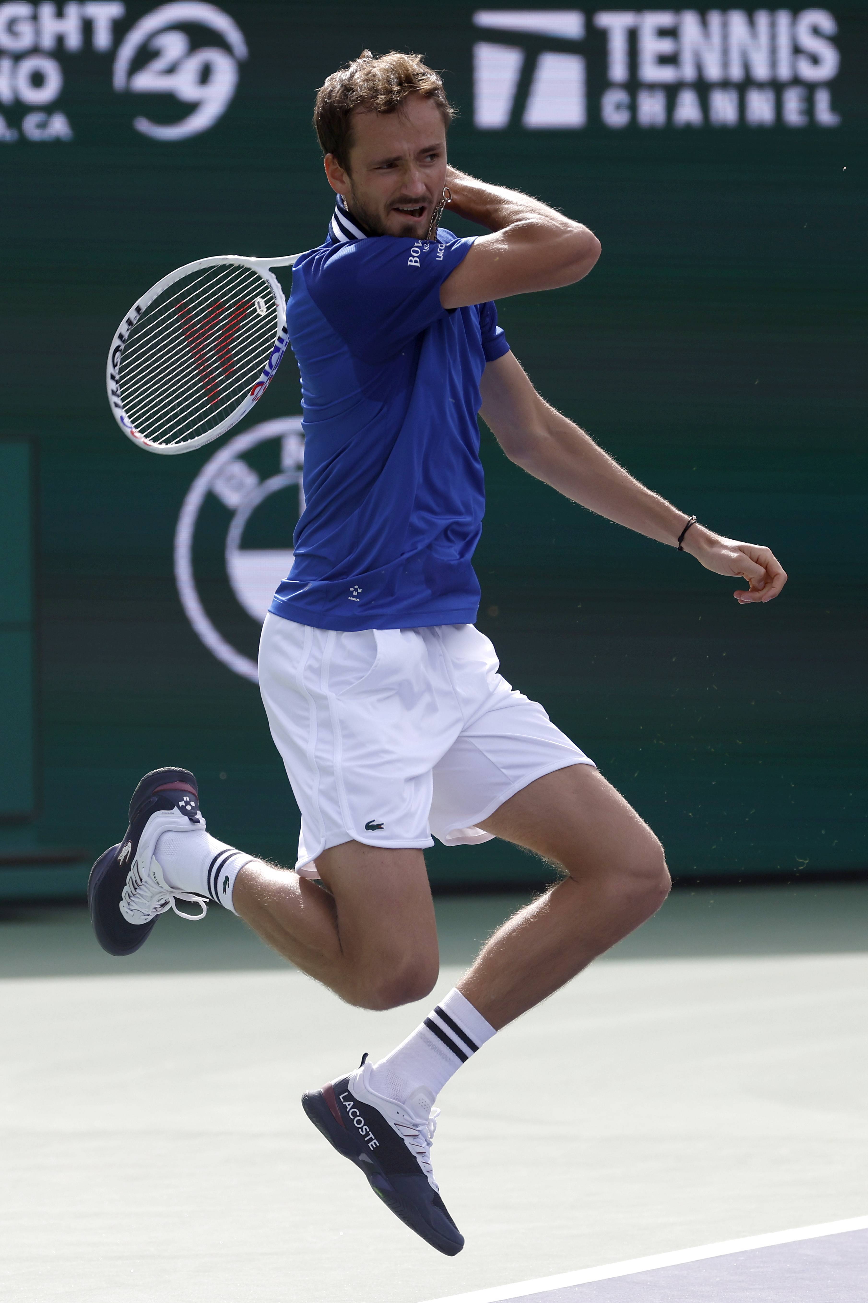 西班牙网球队轻取英国网球队，梅德韦杰夫绝境逆转