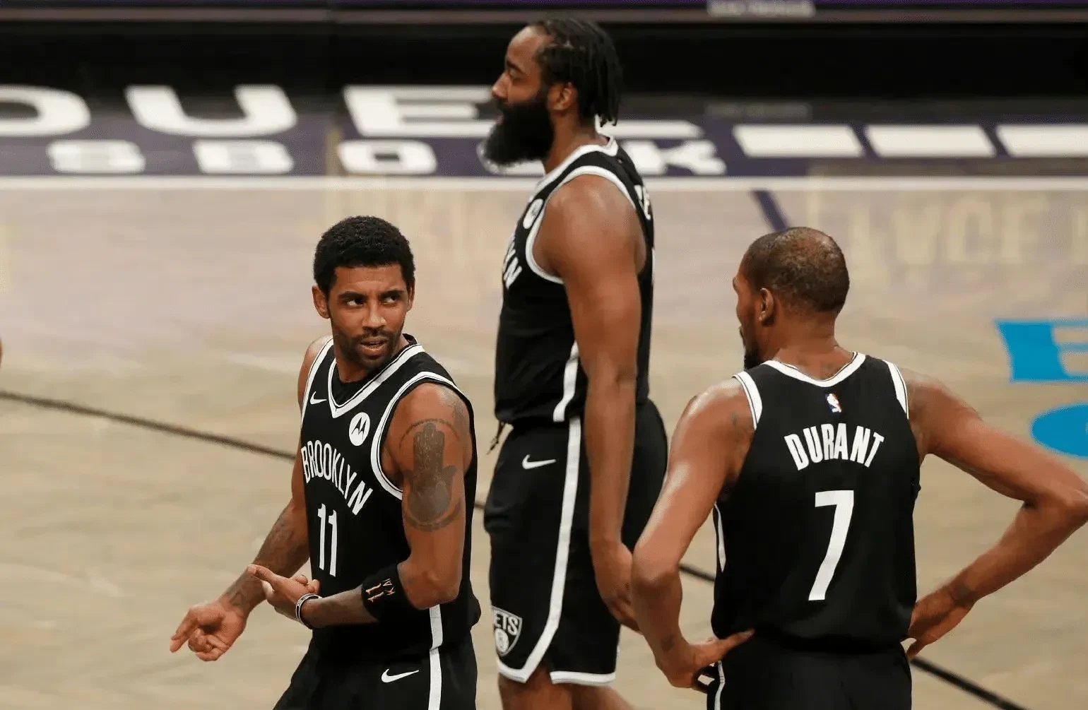 篮网双星合力,狂胜对手晋级次轮 篮网双星合力,狂胜对手晋级次轮