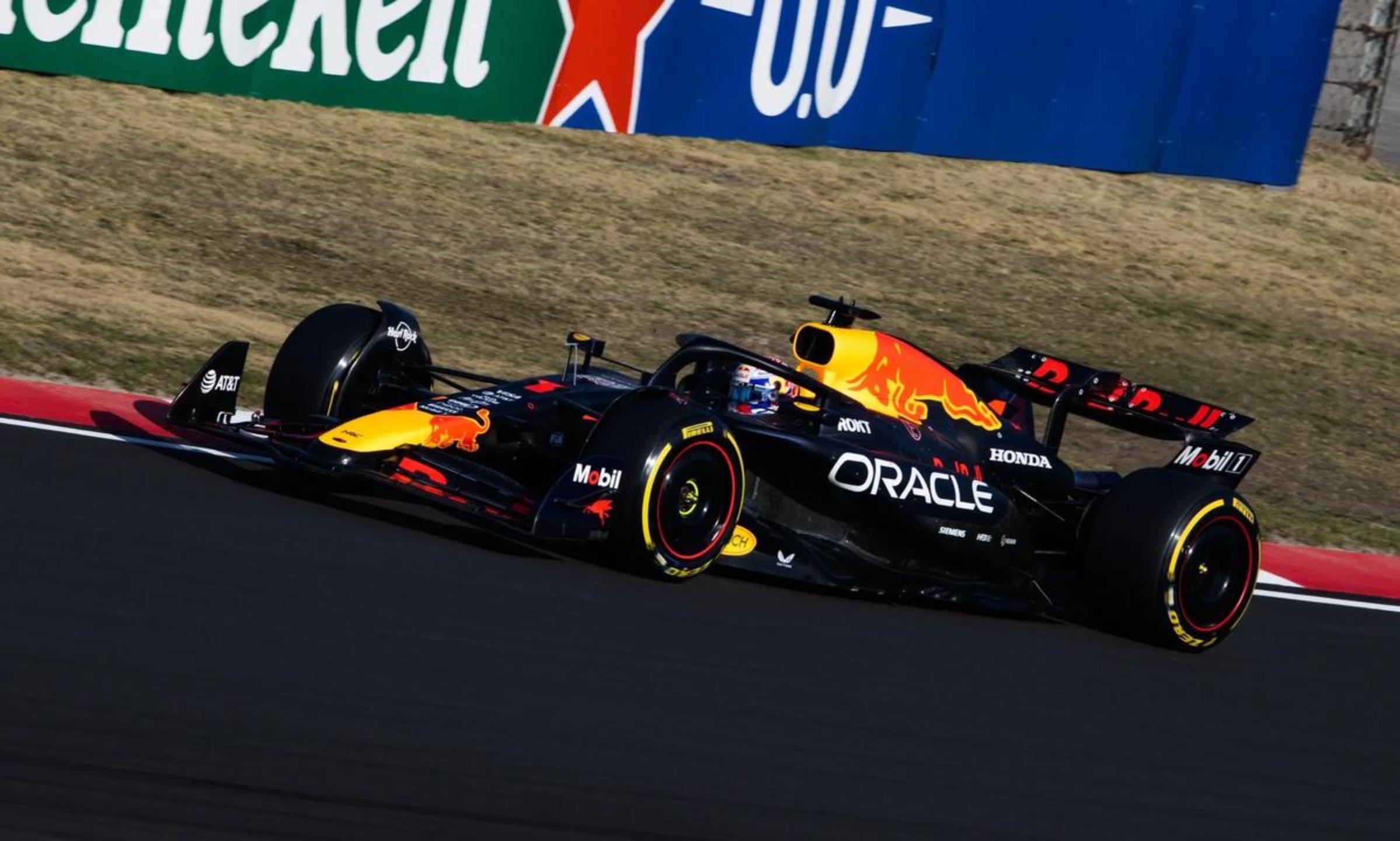 红牛车队完胜迈凯伦，塞恩斯刷新纪录